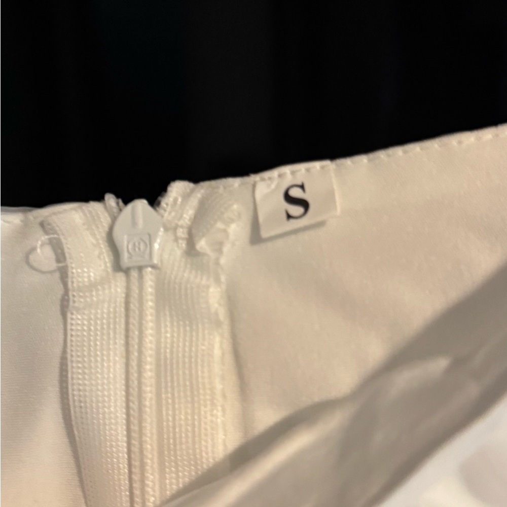 Elegant White Puff Sleeve Dress - Picture 2 of 3